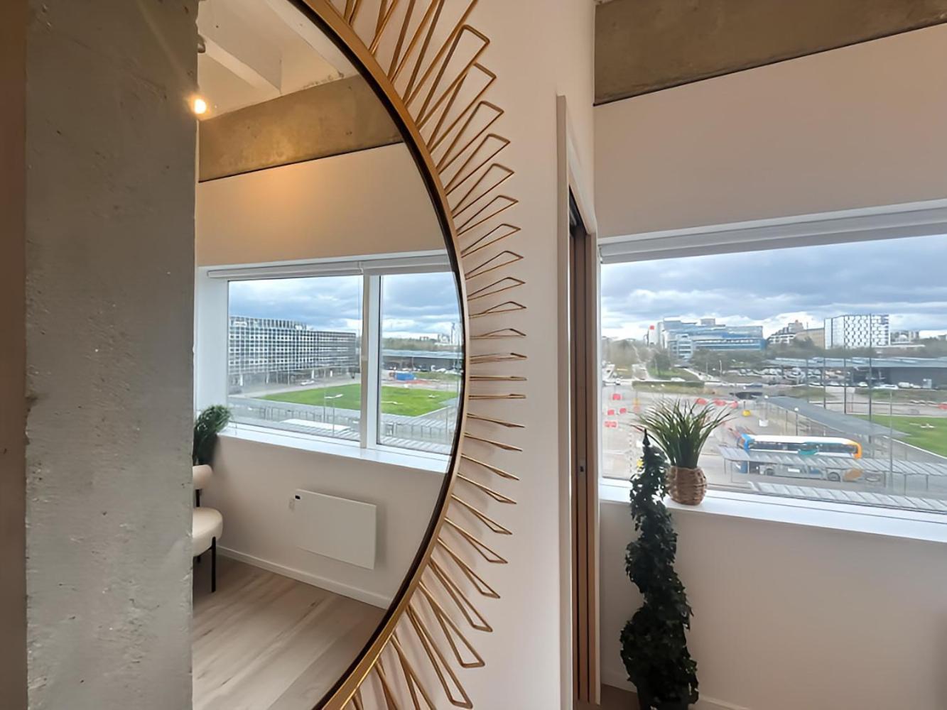 1Br Luxury Flat At Train Station - Long Stays Welcome - Just Ask ミルトン・ケインズ エクステリア 写真