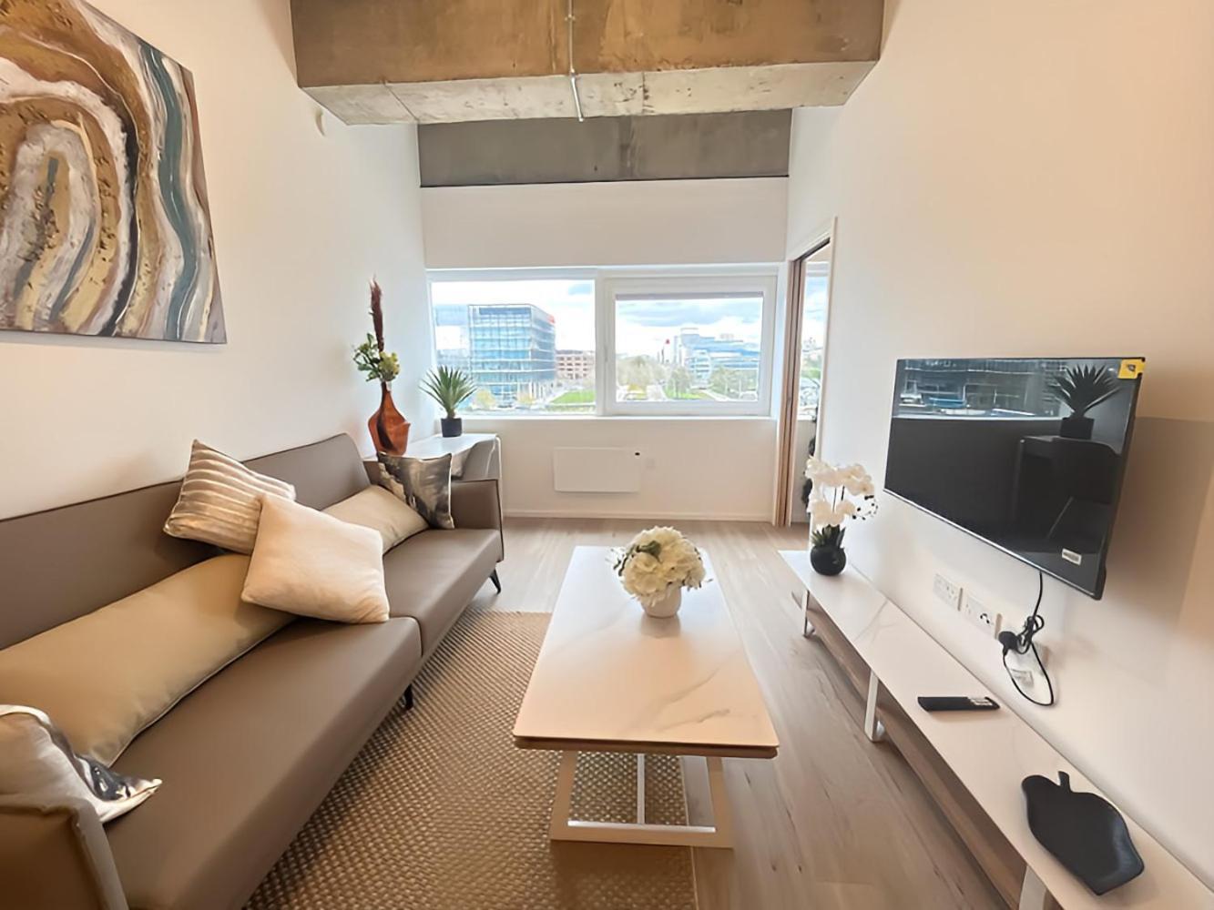 1Br Luxury Flat At Train Station - Long Stays Welcome - Just Ask ミルトン・ケインズ エクステリア 写真