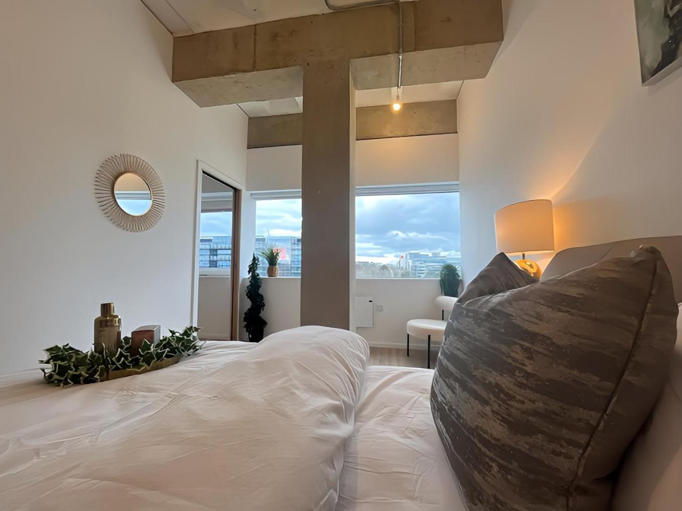 1Br Luxury Flat At Train Station - Long Stays Welcome - Just Ask ミルトン・ケインズ エクステリア 写真