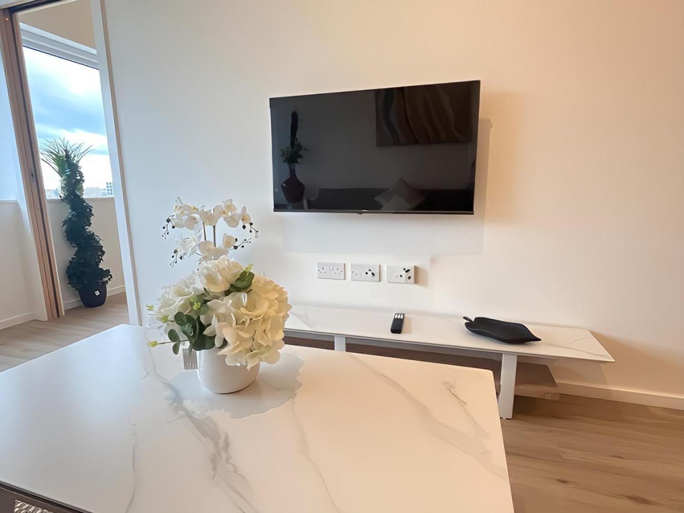 1Br Luxury Flat At Train Station - Long Stays Welcome - Just Ask ミルトン・ケインズ エクステリア 写真