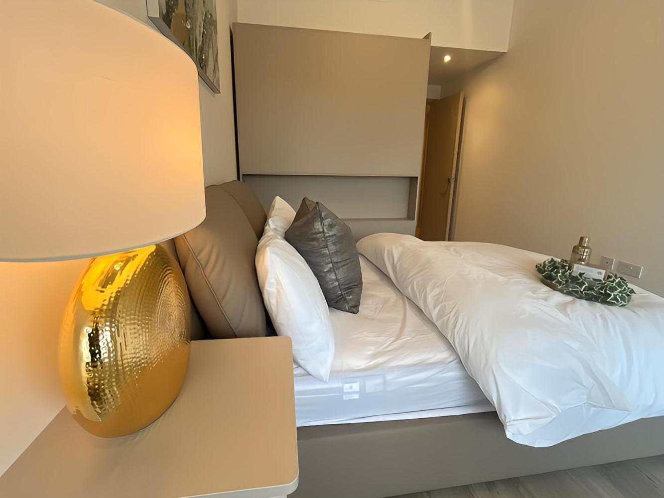 1Br Luxury Flat At Train Station - Long Stays Welcome - Just Ask ミルトン・ケインズ エクステリア 写真
