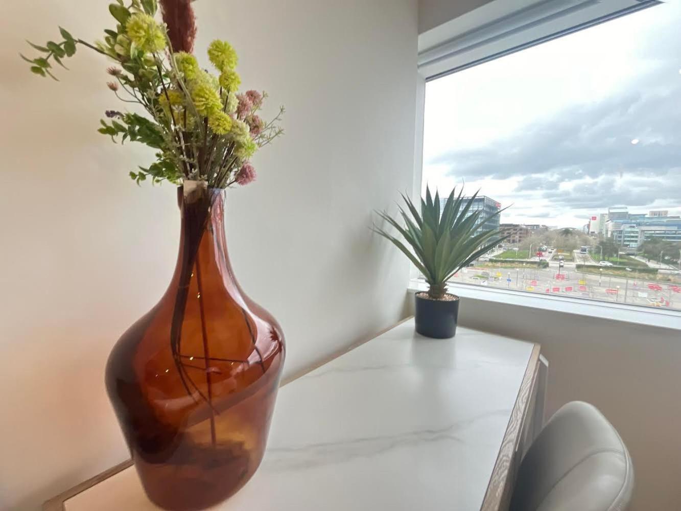 1Br Luxury Flat At Train Station - Long Stays Welcome - Just Ask ミルトン・ケインズ エクステリア 写真